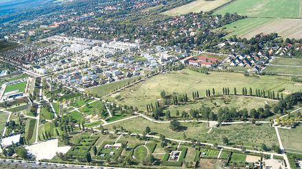 Freizeitpark und Wohngebiet. Das Bornstedter Feld mit dem Volkspark, links im Bild sind die Wälle mit dem Sportplatz zu sehen. Vor zehn Jahren wurde der Park eröffnet, inzwischen sind knapp eine Milliarde Euro ins Bornstedter Feld investiert worden.