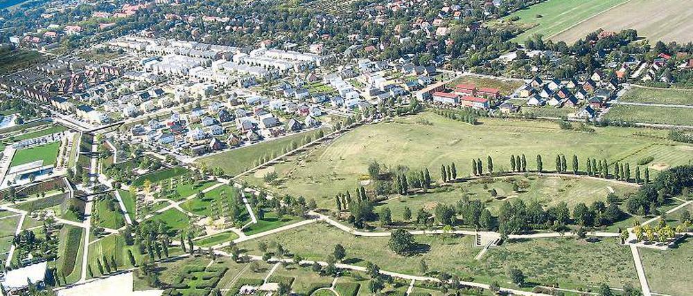 Freizeitpark und Wohngebiet. Das Bornstedter Feld mit dem Volkspark, links im Bild sind die Wälle mit dem Sportplatz zu sehen. Vor zehn Jahren wurde der Park eröffnet, inzwischen sind knapp eine Milliarde Euro ins Bornstedter Feld investiert worden.
