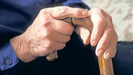Geistig agil, doch das Gehen fällt schwer: Jüngere Senioren helfen.