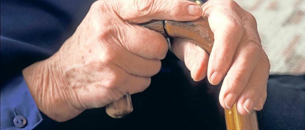 Geistig agil, doch das Gehen fällt schwer: Jüngere Senioren helfen.
