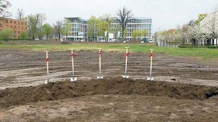 Den Spaten folgen die Bagger. Das Bauareal liegt gegenüber der neuen Pro Potsdam-Zentrale (Bildmitte oben) und neben dem Dorint-Hotel (Bild oben rechts). Klaus Groth und Matthias Klipp erläuterten das 30-Millionen-Euro-Projekt.