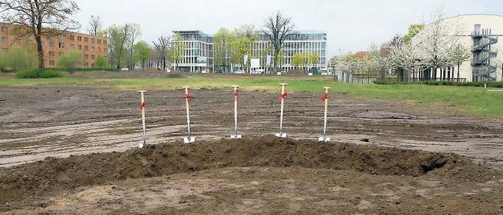 Den Spaten folgen die Bagger. Das Bauareal liegt gegenüber der neuen Pro Potsdam-Zentrale (Bildmitte oben) und neben dem Dorint-Hotel (Bild oben rechts). Klaus Groth und Matthias Klipp erläuterten das 30-Millionen-Euro-Projekt.