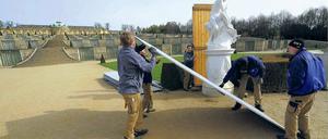 Komplett. Mitarbeiter der Stiftung Preußische Schlösser und Gärten haben die Wintereinhausungen an den Skulpturen rund um die Große Fontäne im Park Sanssouci entfernt. Am Wochenende wird sich das Rondell an der Fontäne wieder komplett restauriert präsentieren.