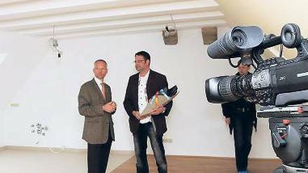 Mit Eichenparkett. André Lange (r.) zieht in die 500. WBG-Wohnung.