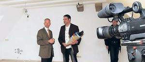 Mit Eichenparkett. André Lange (r.) zieht in die 500. WBG-Wohnung.
