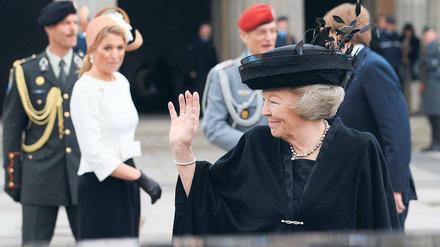 Goedemorgen, Berlijn. Beatrix und Maxima (hinten) an der Neuen Wache.