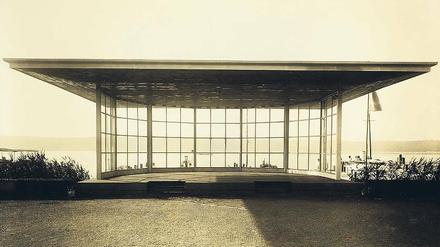 Puristische Stahl-Glas-Konstruktion. Der Musikpavillon gehört zu den beeindruckendsten Bauten der Moderne im Land Brandenburg. Errichtet wurde er 1932 nach Plänen des Architekten Reinhold Mohr im Auftrag der Stadt Potsdam für das Ausflugslokal Regattahaus am Luftschiffhafen. Heute ist er ebenso wie das Regattahaus ungenutzt und verfällt.