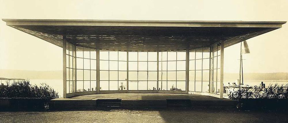 Puristische Stahl-Glas-Konstruktion. Der Musikpavillon gehört zu den beeindruckendsten Bauten der Moderne im Land Brandenburg. Errichtet wurde er 1932 nach Plänen des Architekten Reinhold Mohr im Auftrag der Stadt Potsdam für das Ausflugslokal Regattahaus am Luftschiffhafen. Heute ist er  ebenso wie das Regattahaus  ungenutzt und verfällt.