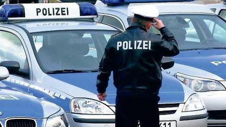 Hochgerüstete Streifenwagen sollen die Aufgaben der Wache übernehmen.