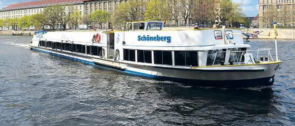 Rettungsschiff. Von Bord der Schöneberg sprang der Arzt Nils Leege und rettete ein Kleinkind, das in die Spree gefallen war.