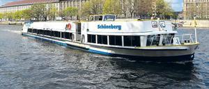 Rettungsschiff. Von Bord der Schöneberg sprang der Arzt Nils Leege und rettete ein Kleinkind, das in die Spree gefallen war.