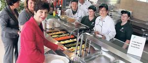 Kein Schlangestehen. Uni-Kanzlerin Barbara Obst-Hantel (3.v.l.) und Studentenwerks-Chefin Karin Bänsch (2.v.l.) eröffneten die neue Mensa gestern offiziell. Mensaleiter Frank Ehrlich (hinten) wird dort perspektivisch auch hausgemachte Pasta anbieten.