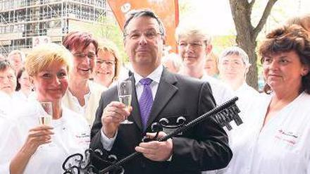 Na dann Prost! Institutschef Roland Karl mit Mitarbeiterinnen.