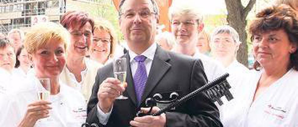 Na dann Prost! Institutschef Roland Karl mit Mitarbeiterinnen.