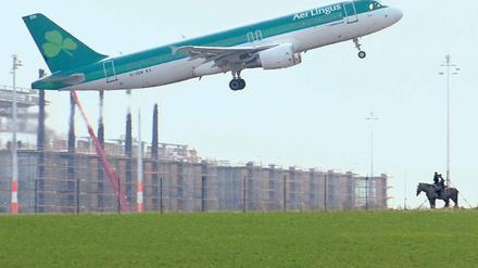 Idyll an der Startbahn. Seit Monaten wird leidenschaftlich gestritten und diskutiert, wo die Flugzeuge von Schönefeld aus langfliegen sollen und wie laut sie am Himmel überhaupt sind. Zumindest unmittelbar am Flughafenzaun scheints nicht jeden zu stören. Zwei Pferdesportler nutzen das Frühlingswetter für einen entspannten Ausritt.