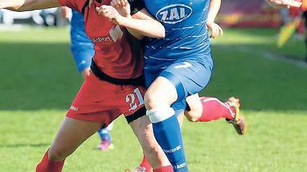 Starker Auftritt. Isabel Kerschowski (r.), hier im Laufduell mit Duisburgs Marina Himmighofen, traf am Samstag mit sehenswertem Freistoß zu Turbines 1:0-Führung.