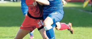 Starker Auftritt. Isabel Kerschowski (r.), hier im Laufduell mit Duisburgs Marina Himmighofen, traf am Samstag mit sehenswertem Freistoß zu Turbines 1:0-Führung.