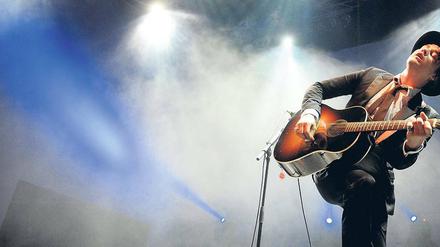 Er kann auch spielen. Für die Entgleisung nach einem Berlin-Konzert 2009 wird Peter Doherty zur Kasse gebeten. Gezahlt hat er noch nicht.