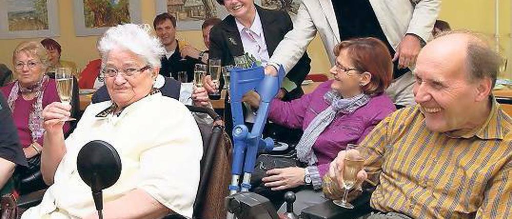 Auf Rädern. 1981 hatten Potsdamer Rollstuhlfahrer einen Klub gegründet, um sich gegenseitig zu unterstützen. Jetzt engagieren sich noch 16 Mitglieder für bessere Bedingungen für Rollis in Potsdam.