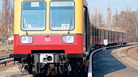 Neu für alt? Weil S-Bahnen fehlen wurden schon alte vom Typ 485 reaktiviert.