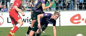 Erneut gegeneinander. Turbine-Stürmerin Anja Mittag kämpft hier mit Duisburgs Annike Krahn und Alexandra Popp (v. l.) um den Ball.