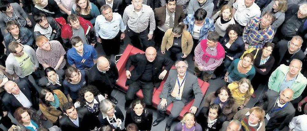 Ideen sichtbar machen. Auf dem roten Sofa sitzen Ulrich Weinberg (l.), Leiter der HPI School of Design Thinking, und Paul Spiegel (r.), Initiator des Vision Summit, umgeben von Teilnehmern der Zukunftskonferenz. Sie findet erstmals in Potsdam statt.