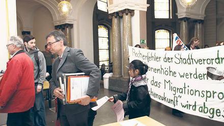 Erfolgloser Protest. Mitglieder des Mädchentreffs Zimtzicken hatten im Stadthaus gegen die Streichung der Mittel für das Migrationsprojekt Mädchenzukunft protestiert. Vergeblich  Kämmerer Burkhard Exner (SPD, 2.v.l.) brachte den Etat dennoch durch.