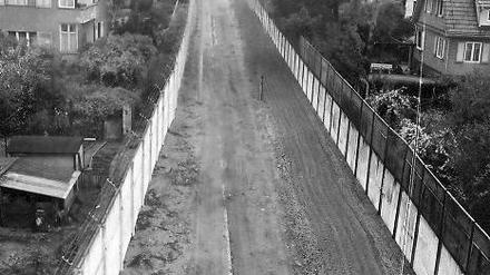 Eine kleine Kostbarkeit. Fotos, die das Potsdam Museum 1990 sicherte und die einst die Schwachstellen an der Mauer aufdecken sollten. Zu sehen sind Aufnahmen von Klein Glienicke, Am Waldrand (oben), und von der Stubenrauchstraße 1985.