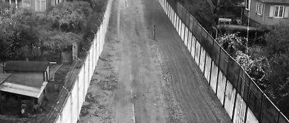 Eine kleine Kostbarkeit. Fotos, die das Potsdam Museum 1990 sicherte und die einst die Schwachstellen an der Mauer aufdecken sollten. Zu sehen sind Aufnahmen von Klein Glienicke, Am Waldrand (oben), und von der Stubenrauchstraße 1985.