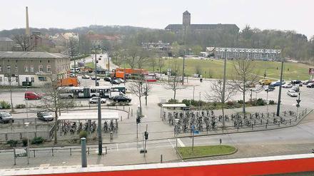 Blick auf das Leipziger Dreieck. Der große Verkehrsknoten Potsdams soll ausgebaut und dessen Kapazität erhöht werden. Vorzugsvariante ist eine veränderte Tram-Führung. Die Bahnen sollen von der Heinrich-Mann-Allee zunächst in die Friedrich-Engels-Straße einbiegen, um von dort auf die Trambrücke zu fahren.