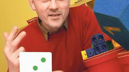 Die Zahl Drei. Jörg Kwapis mit dem pädagogischen Arbeitsmaterial.