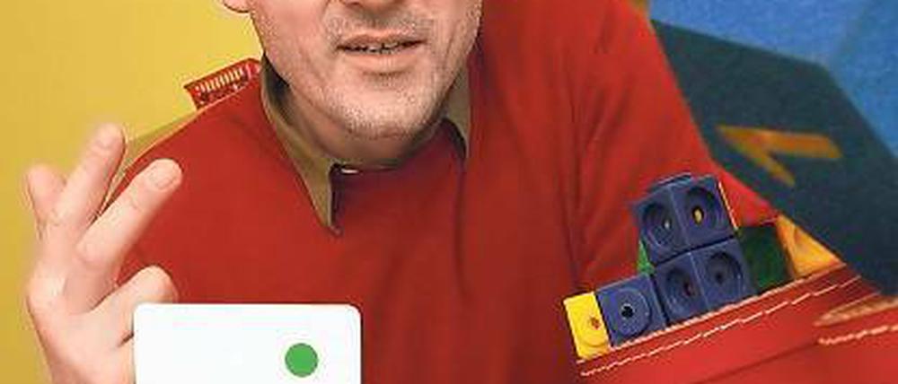 Die Zahl Drei. Jörg Kwapis mit dem pädagogischen Arbeitsmaterial.