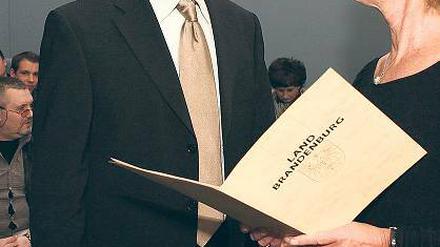 Deutscher. B. Mojtahedi erhält von E. Müller-Preinesberger die Urkunde.