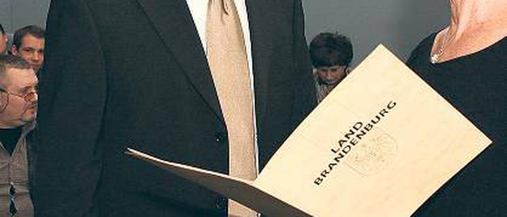 Deutscher. B. Mojtahedi erhält von E. Müller-Preinesberger die Urkunde.