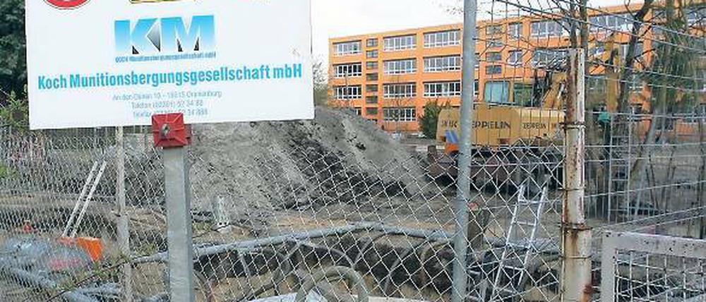 Fundort. Vor der Schule liegt der Blindgänger aus dem Weltkrieg.