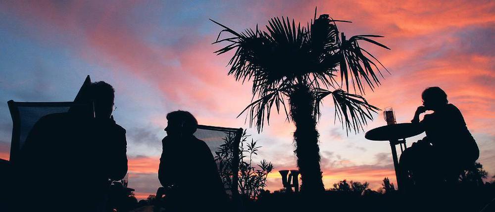 Laue Nächte. Liegestuhl, Drink, Wärme und vielleicht noch eine Palme  viel mehr braucht man nicht in Strandbars.