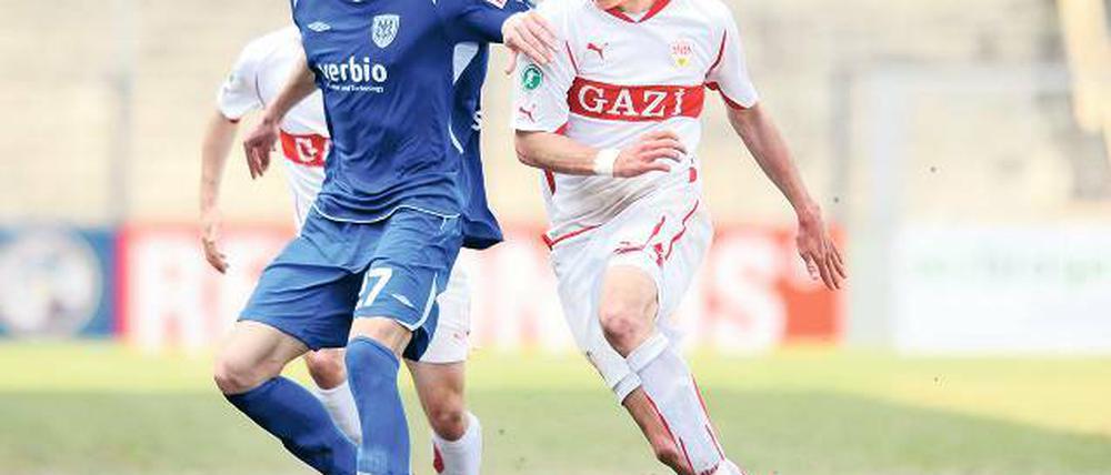Neue Rolle: Babelsbergs erfolgreichster Torschütze Dominik Stroh-Engel (links) schirmte gegen den VfB Stuttgart II, wie hier gegen Benedikt Röcker (VfB), auf seiner neuen Position im offensiven Mittelfeld geschickt die Bälle ab.