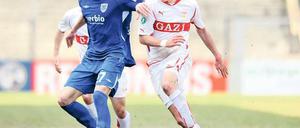Neue Rolle: Babelsbergs erfolgreichster Torschütze Dominik Stroh-Engel (links) schirmte gegen den VfB Stuttgart II, wie hier gegen Benedikt Röcker (VfB), auf seiner neuen Position im offensiven Mittelfeld geschickt die Bälle ab.