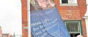 Flagge zeigen. An der Kreuzung Mittel- und Benkertstraße zogen Oberbürgermeister Jann Jakobs, Christian Berg und Hans Göbel (v.l.) die Filmschauplatzfahne hoch.