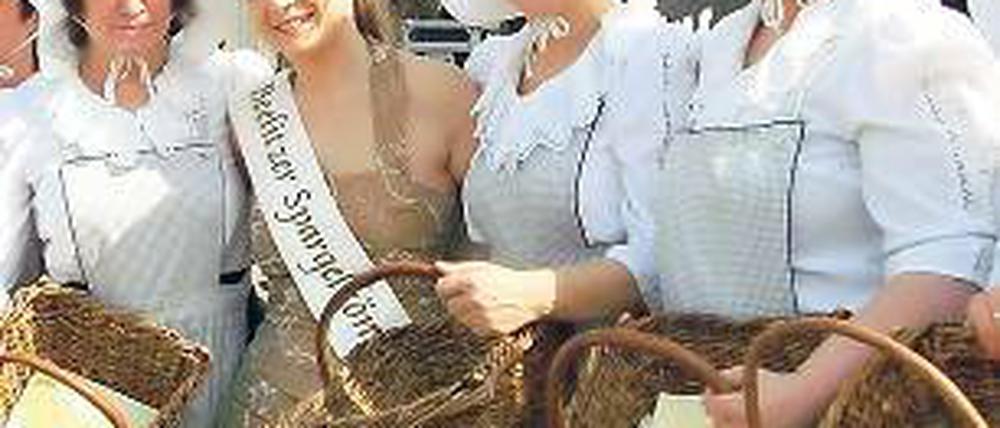 Vorfreude. Spargelkönigin Carina Wunderlich (2.v.l.) erwartet den Saisonstart.