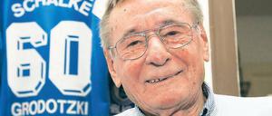 Olympia-Zweiter und Fußball-Fan. Der Potsdamer Hans Grodotzki, der 1960 in Rom zweimal zu Silber lief, begeistert sich immer noch für den Sport vor allem für seinen Lieblingsverein Schalke 04, von dem er ein persönliches Trikot hat. Heute wird er 75.