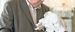 Sein oder Nichtsein. Zoodirektor Bernhard Blaszkiewitz erläuterte gestern im Tierpark das Ergebnis der Obduktion am Modell eines Eisbären-Schädels.
