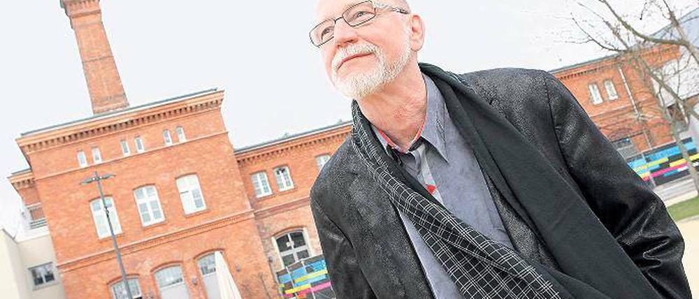 Was wohl die Zukunft bringt? Wilfried Peinke vor dem Waschhaus in der Schiffbauergasse.