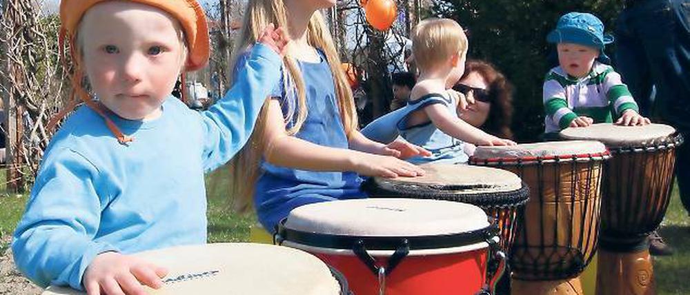 Mit oder ohne Down-Syndrom. Die Kinder hatten im Volkspark Spaß: Daniel als Trommler, Florian mit dem Diabolo sowie Niklas und Birk beim Tellerdrehen.