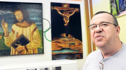 Für guten Zweck. Der Häftling Herbert Lieberam steht in der Justizvollzugsanstalt in Brandenburg vor seinen Bildern. Eines seiner Werke (rechtes Foto) kann im Rahmen des diesjährigen Osterbasars am 8. April ersteigert werden.