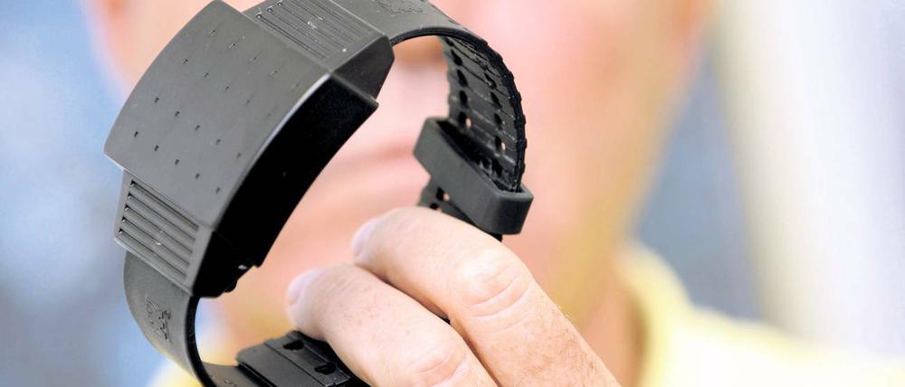 Elektronisch gefesselt. Während sich Berlin auf den Einsatz der Überwachungstechnik vorbereitet, sucht Brandenburg nach einer länderübergreifenden Lösung.