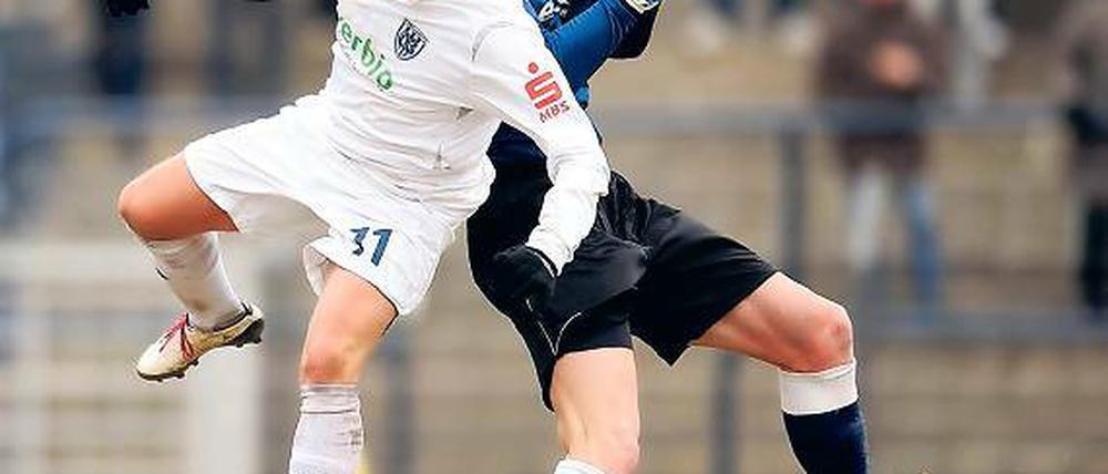 Will erneut treffen. Guido Kocer  hier im Luftduell mit Erfurts Torwart Dirk Orlishausen (r.)  schoss die Babelsberger in München zum Sieg. Morgen will er auch ein Tor gegen Stuttgart erzielen.