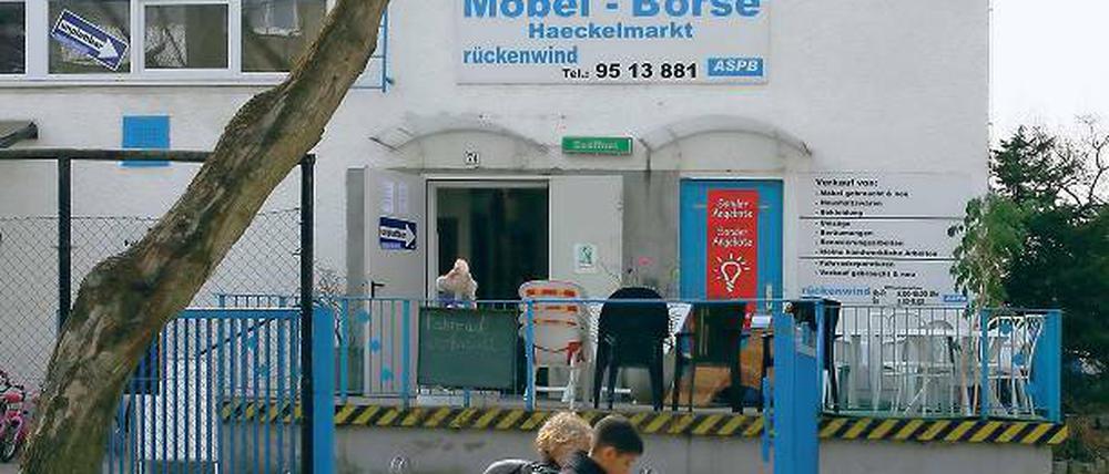 Ermittlungen: Die Staatsanwaltschaft untersucht das Geschäftsgebaren beim Potsdamer Sozialverein Rückenwind  Arbeits- und Sozialprojekte Brandenburg e.V.  in der Haeckelstraße betreibt der Träger eine Möbelbörse.