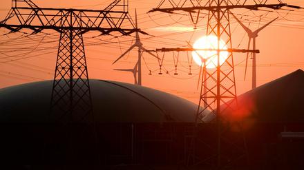 Idylle? Mag die Sonne noch so schön über dieser Biogasanlage im Havelland aufgehen – um das Ausmaß der Nutzung dieser Energieform wird gestritten.