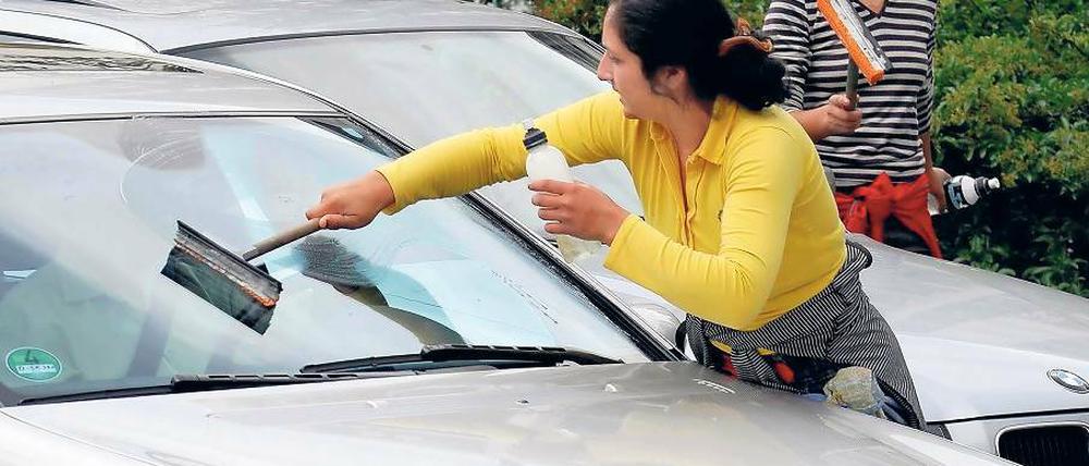 Alles klar? Die Polizei will Scheibenputzer schärfer kontrollieren.